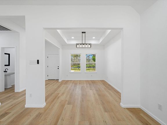 5th image of 612 Austin St