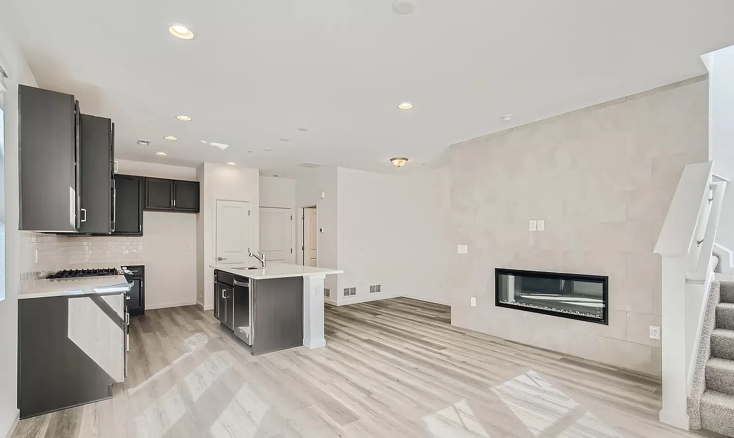 3 bed, 2.5 bath, 1459 sqft, $2,500 — Photo 4