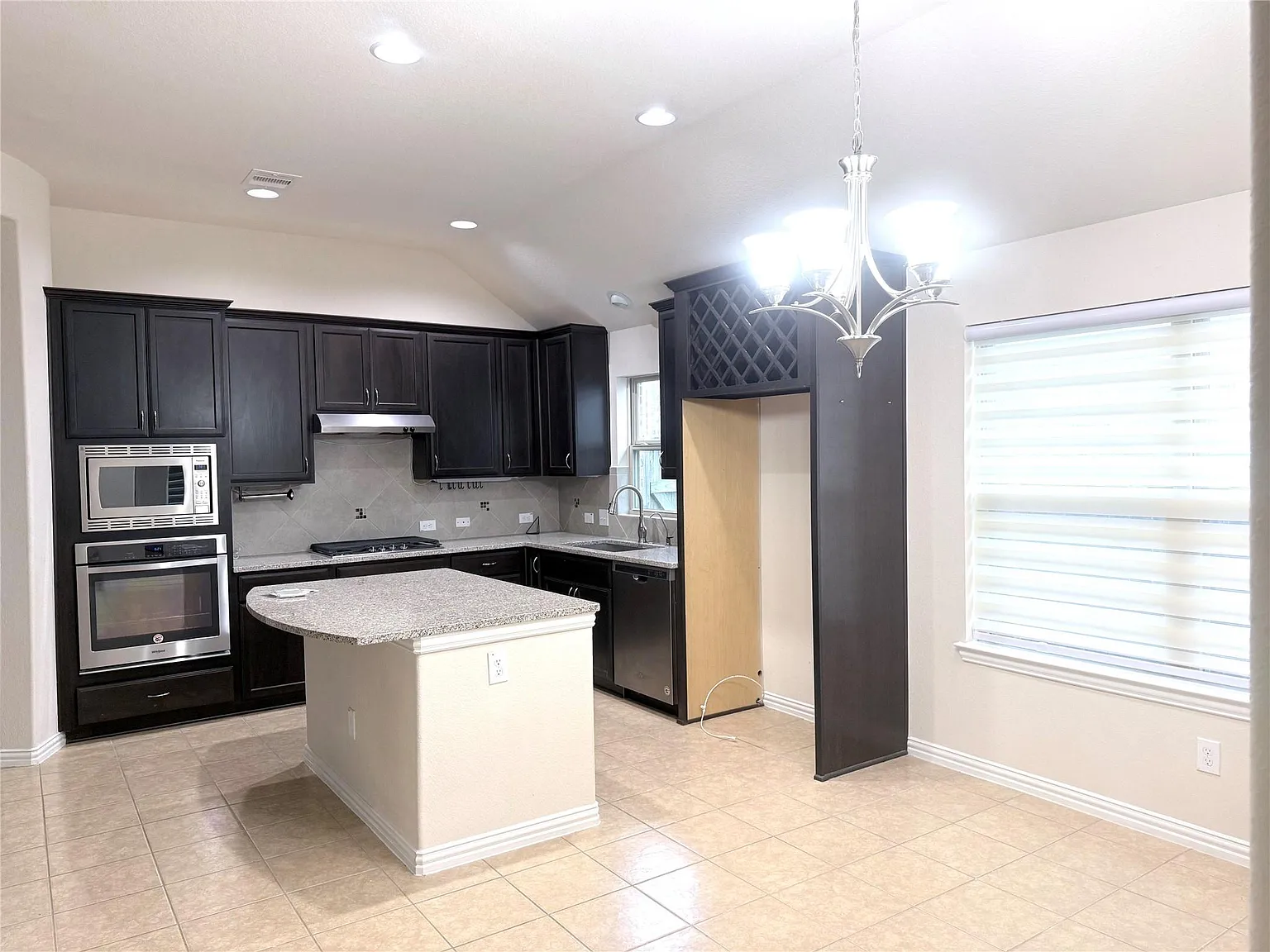 3 bed, 2.0 bath, 2061 sqft, $2,500 — Photo 4
