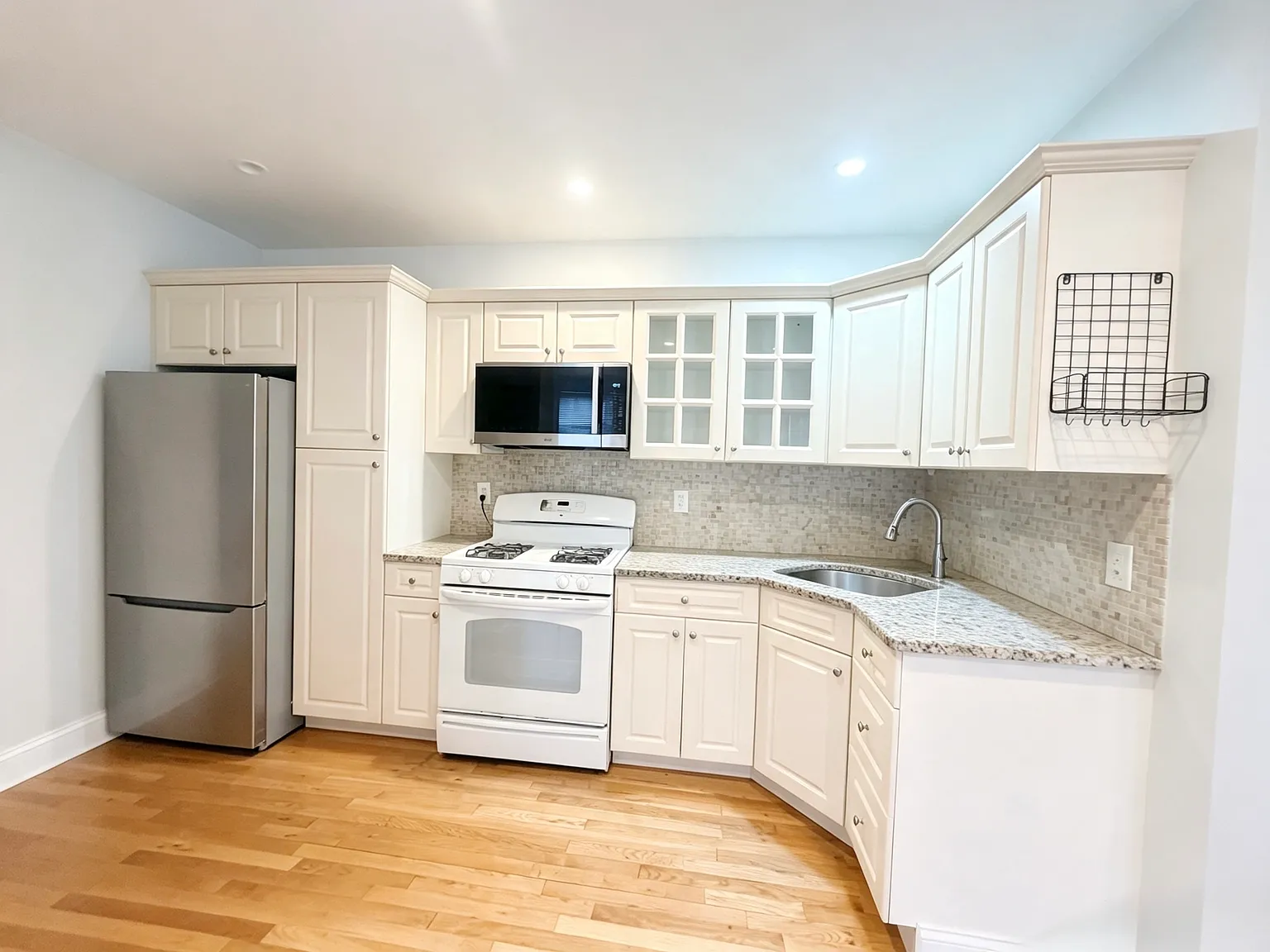 3 bed, 850 sqft, $2,800 — Photo 2