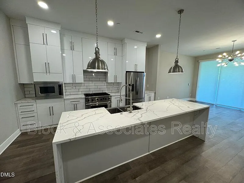 3 bed, 4.0 bath, 2684 sqft, $3,495 — Photo 2