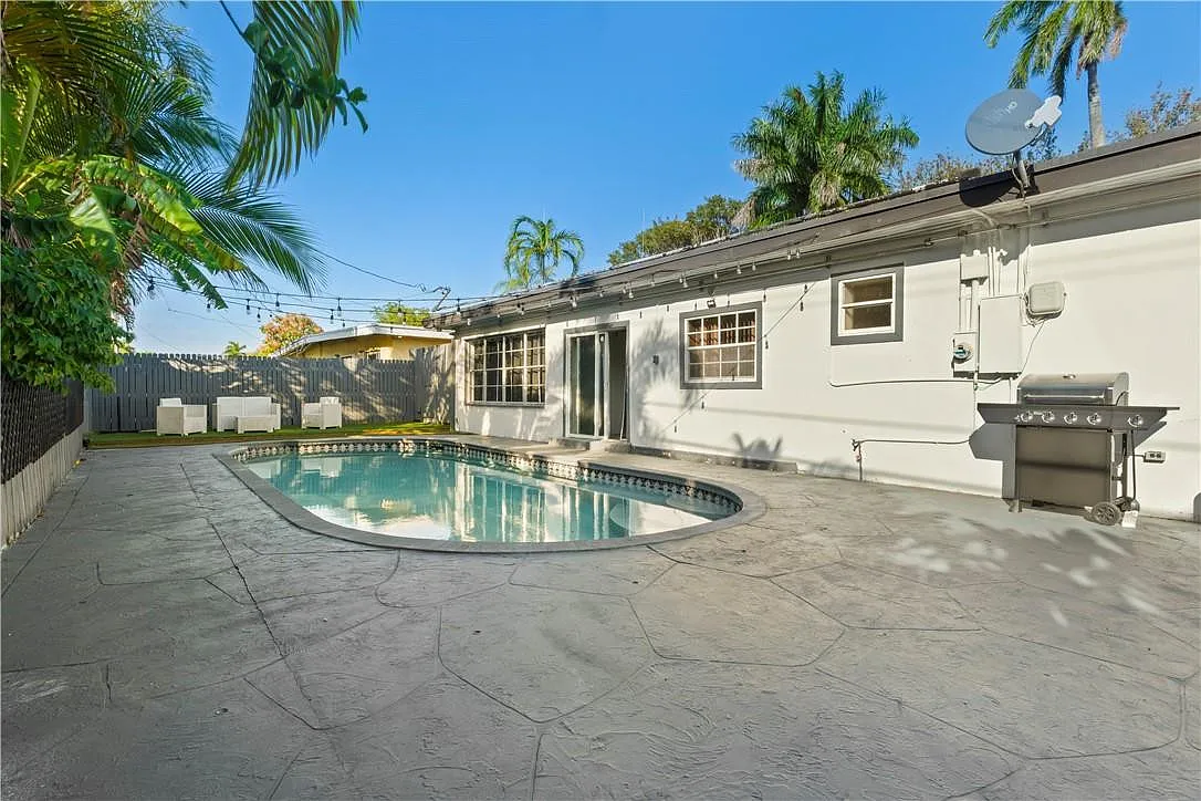 5 bed, 3.0 bath, 2700 sqft, $10,000 — Photo 1