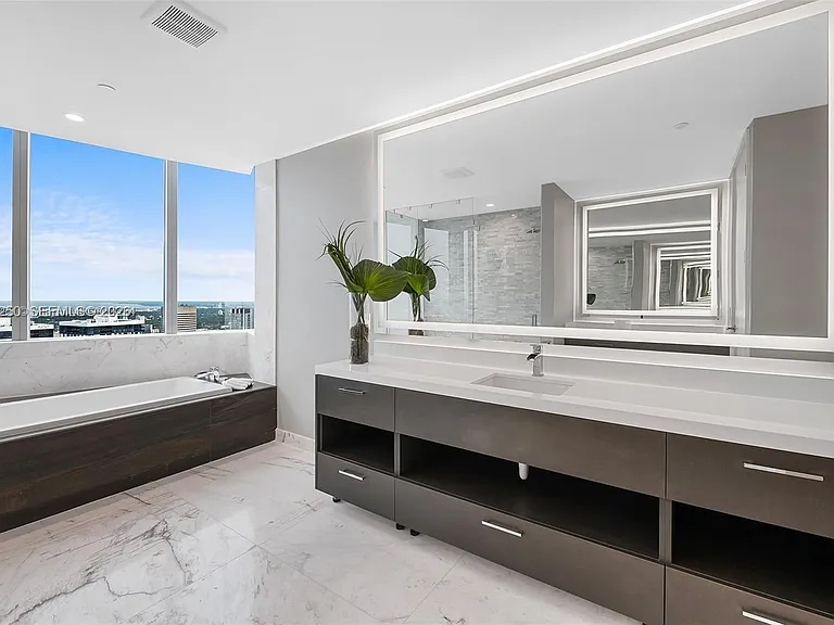 851 NE 1st Ave #Penthouse 4912 — Photo 7