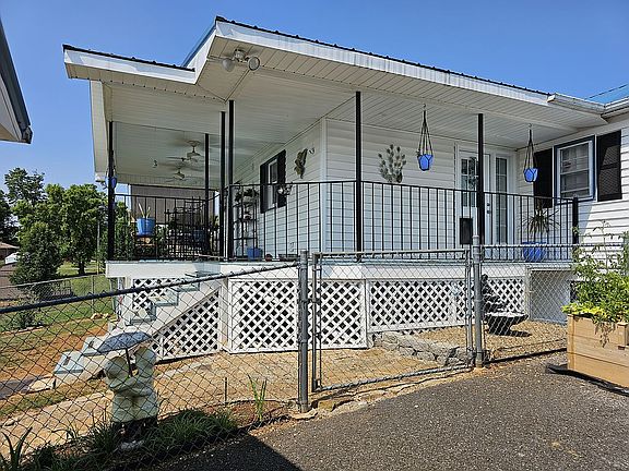 New Deck w/ Kitchen Entrance