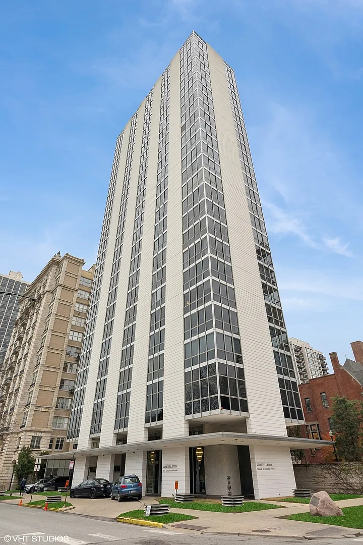 1555 N Dearborn Pkwy APT 4E photo 1