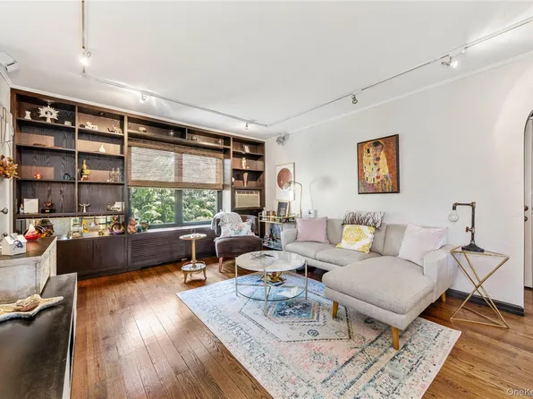 16 terrace Circle #14C, Great Neck, NY 11021