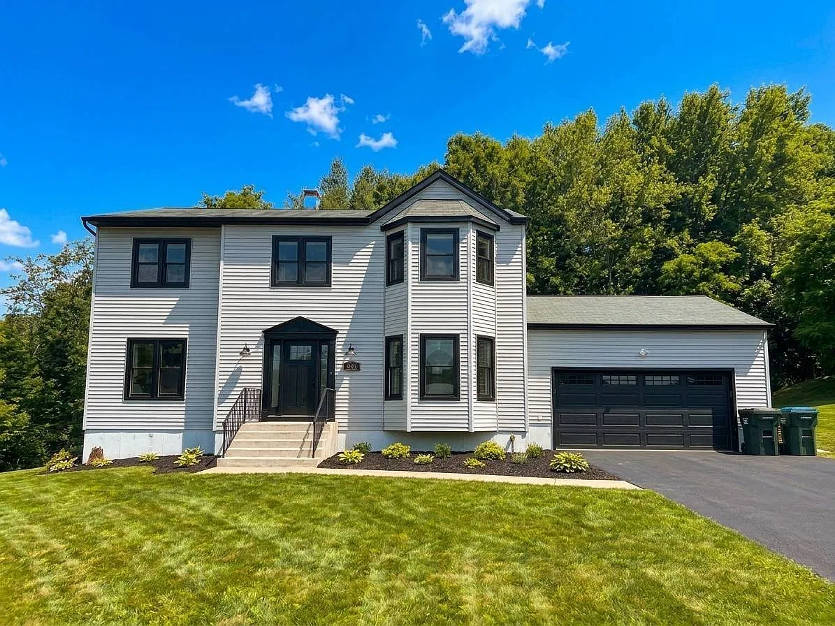 5 bed, 2.5 bath, 3000 sqft, $4,100 — Photo 1