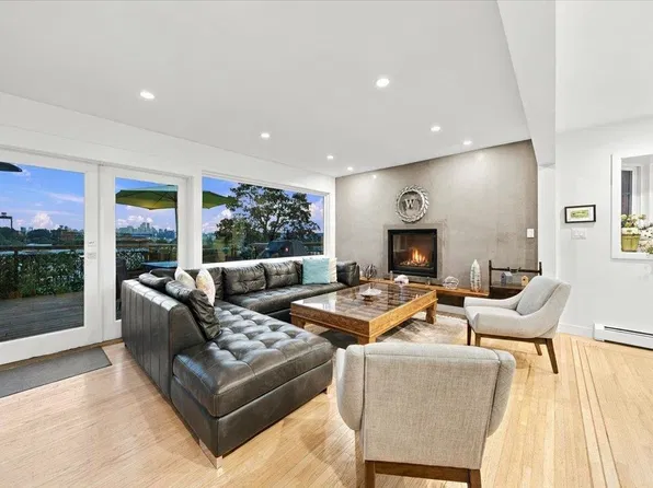 1095 Keith Rd W, North Vancouver, BC V7P 3C7