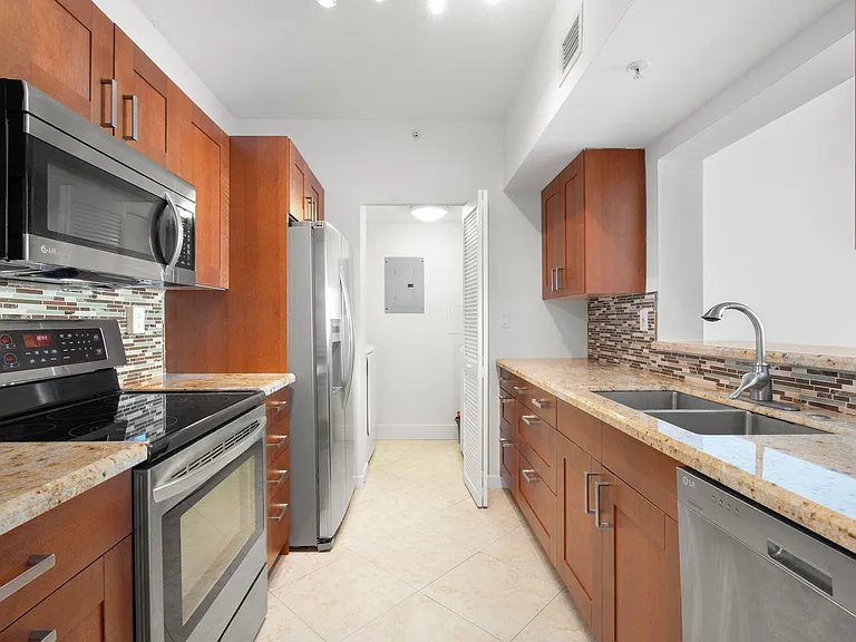 3020 NE 32nd Ave #704 — Photo 4