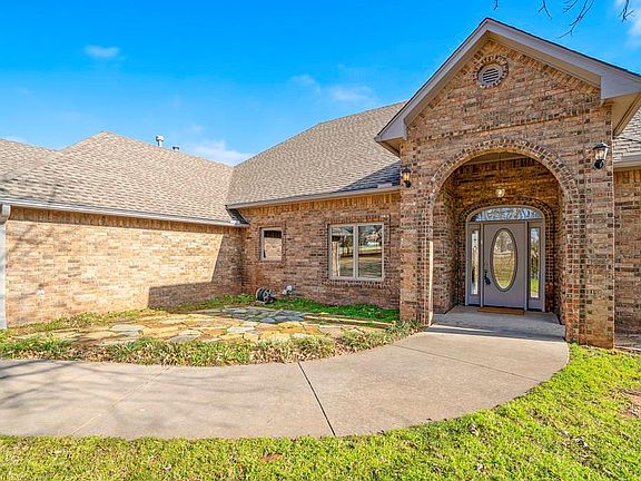 3rd image of 320 S Wyndemere Lakes Dr