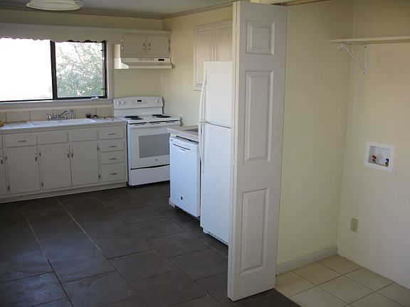 4th image of 53 Birchwood St