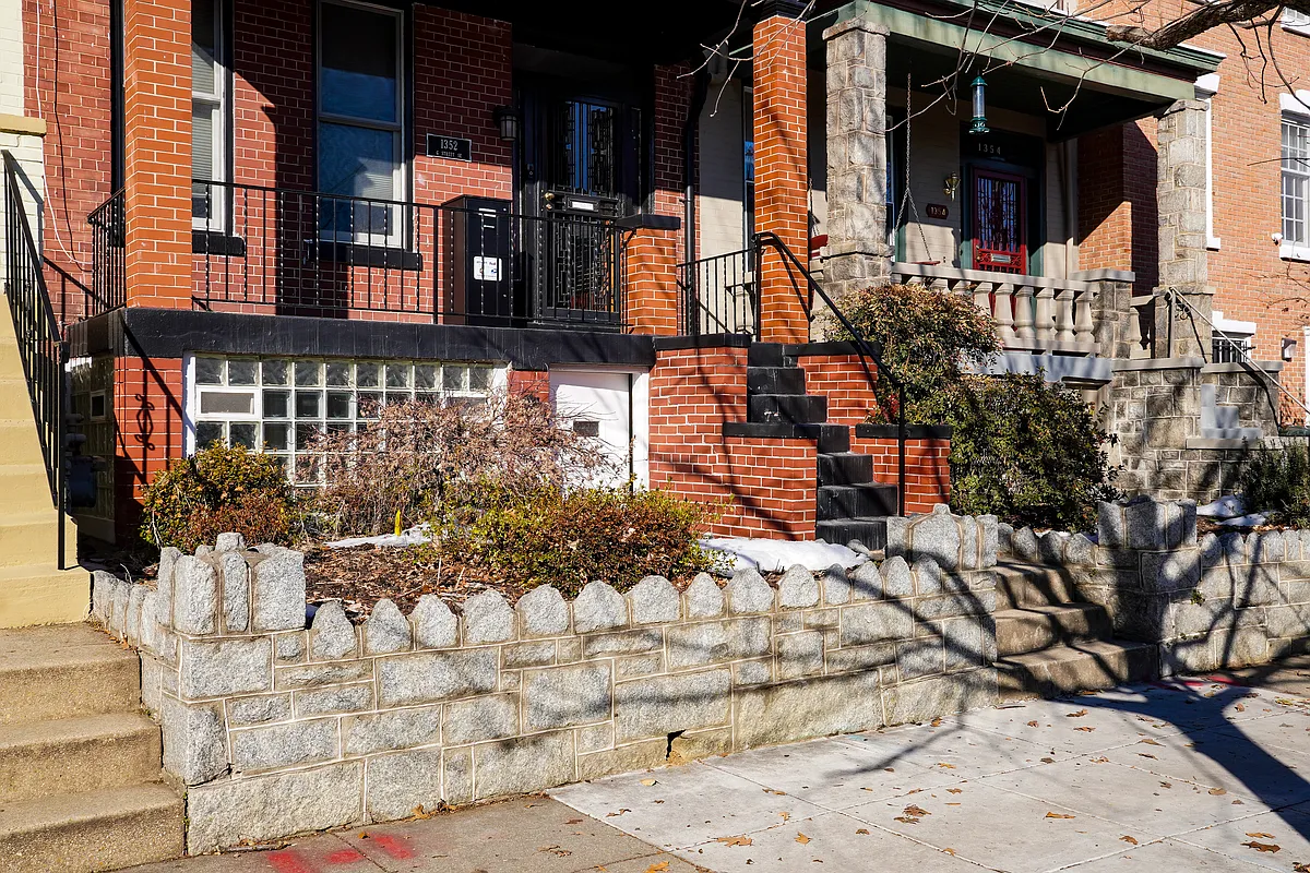 Building Photo - 1352 G St SE #B