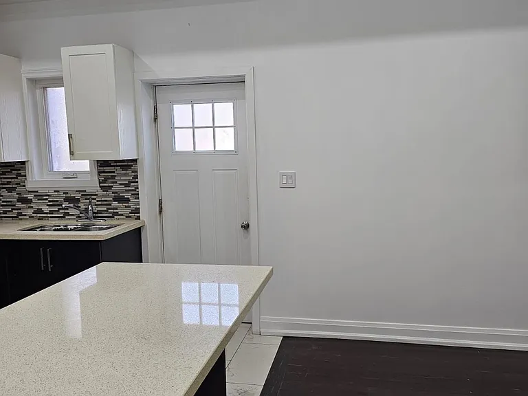 924 Danforth Ave #2 — Photo 6