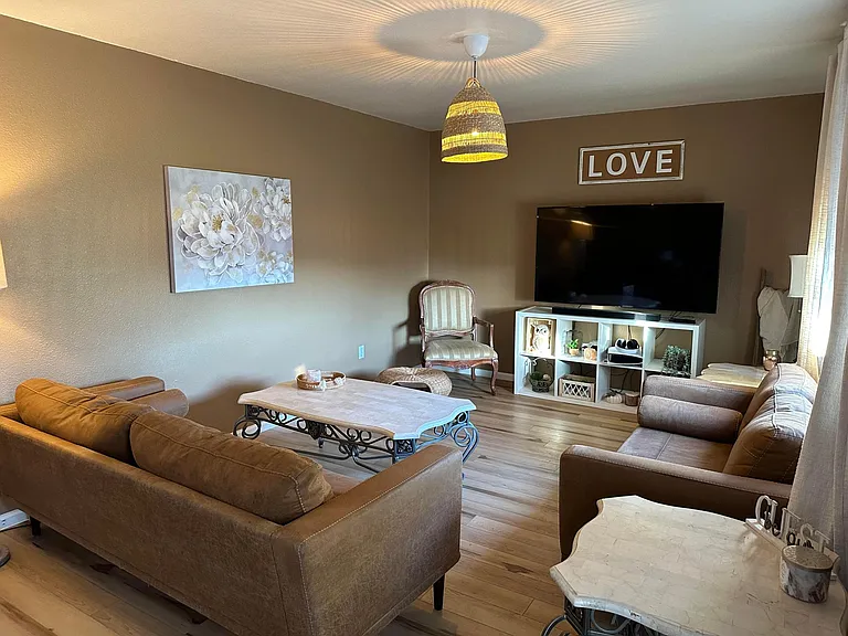 219 W Harmony Dr — Photo 2