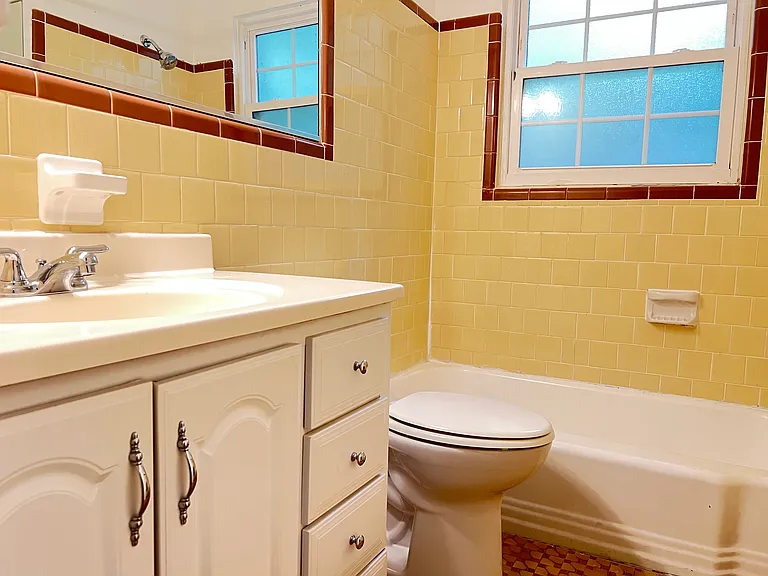 Retro bathroom, well maintained