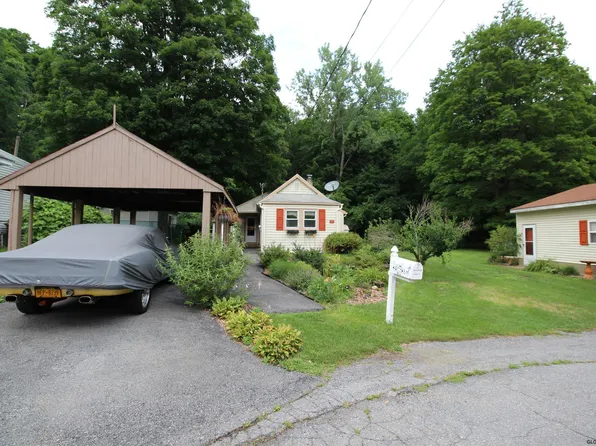 17 McLane St, Rexford, NY 12148