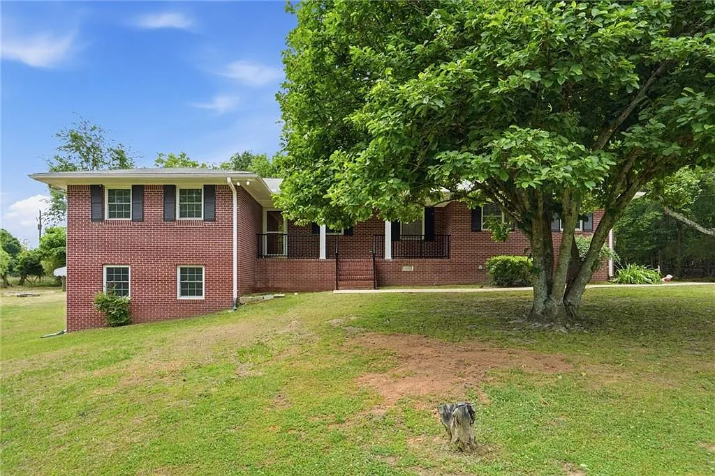 3 bed, 3.0 bath, 2482 sqft, $2,500 — Photo 2