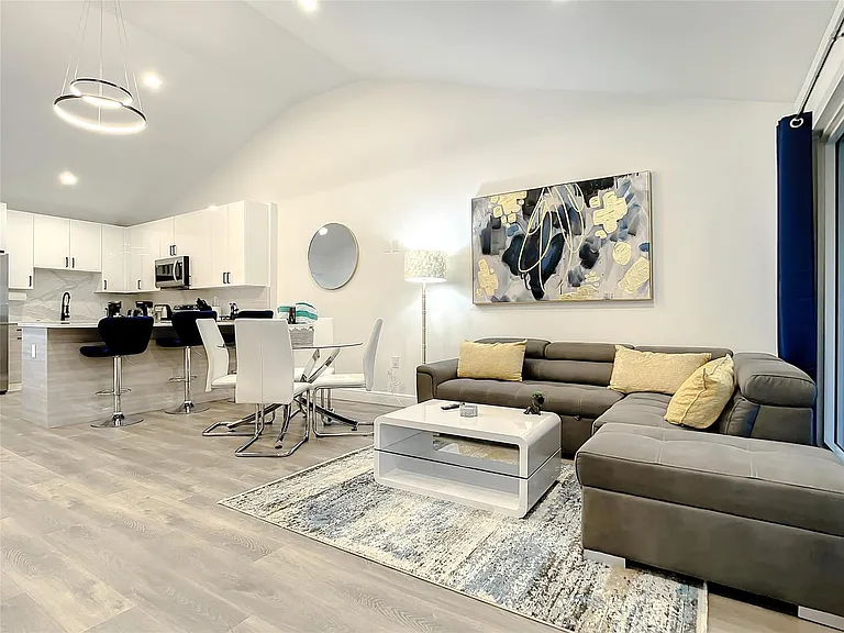 2100 NE 45th St #1 — Photo 3