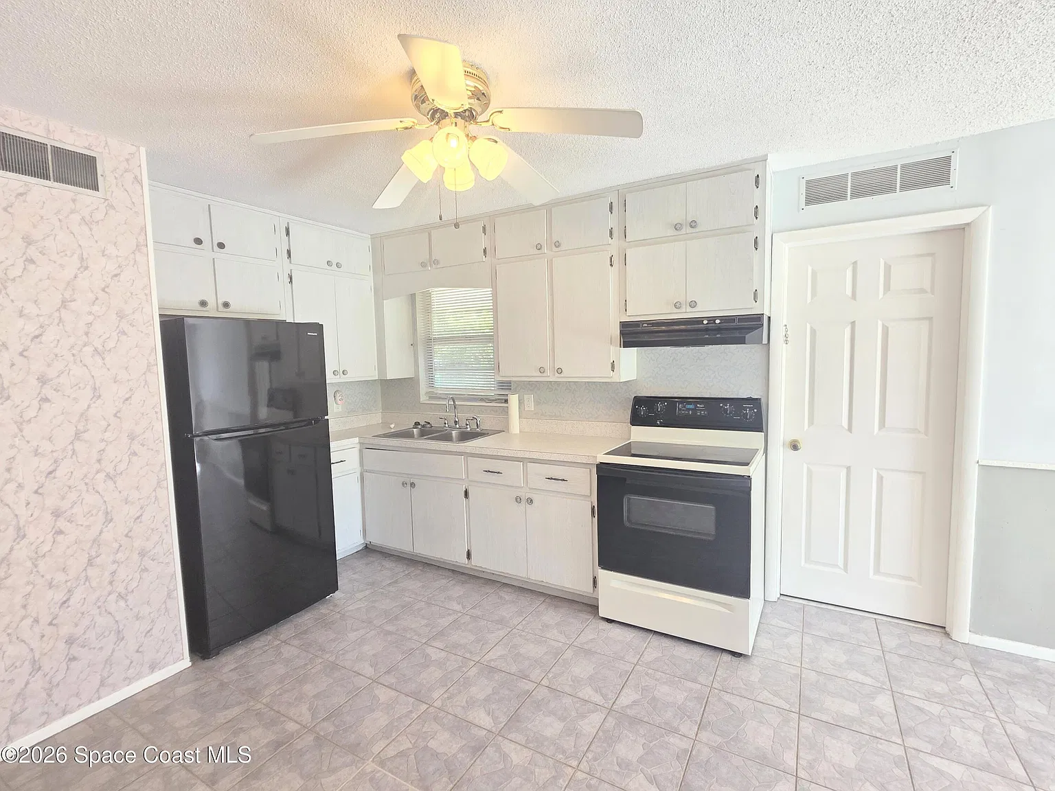 4 bed, 2.0 bath, 1309 sqft, $1,950 — Photo 4