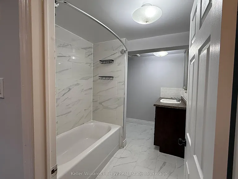 1137 Norman Cres #LOWER — Photo 30