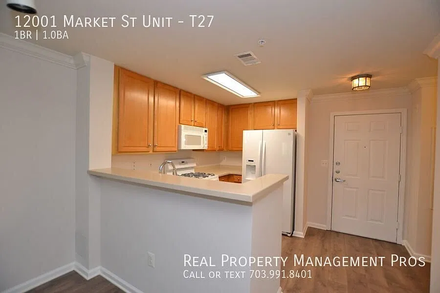Beautifully Maintained 1st Floor Condo Available in Market Street at Town Center! — Photo 4