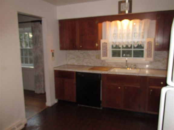 Eat-in Kitchen.  Range (2015), Refrigerator (2015), Dishwasher.