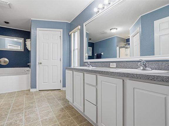 4th image of 12117 Killian St