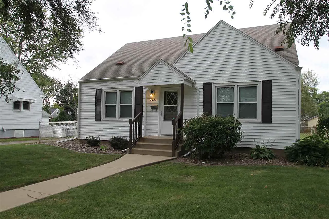 2221 W Ayres Ave photo 1