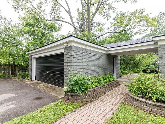3rd image of 25525 Edgemont Dr
