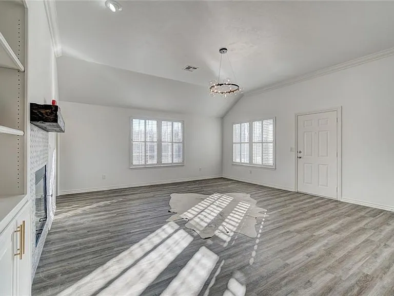 300 Glen Dr — Photo 10