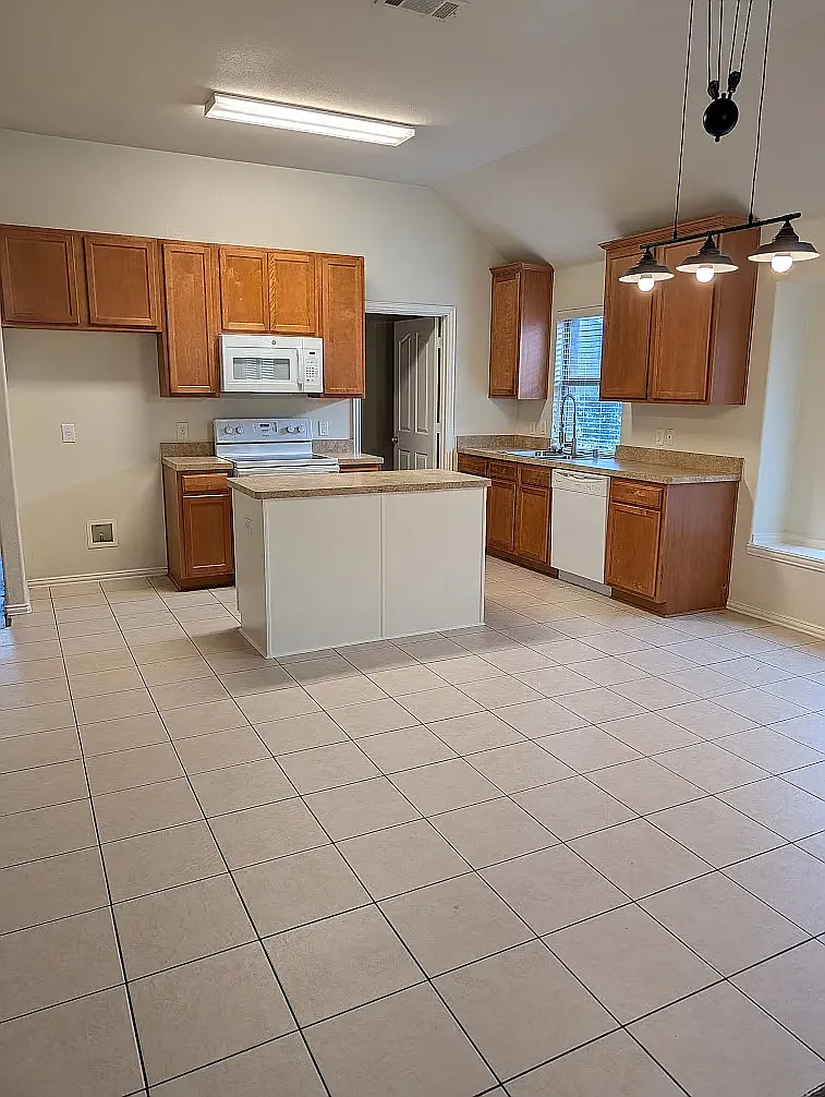 4 bed, 2044 sqft, $2,295 — Photo 3