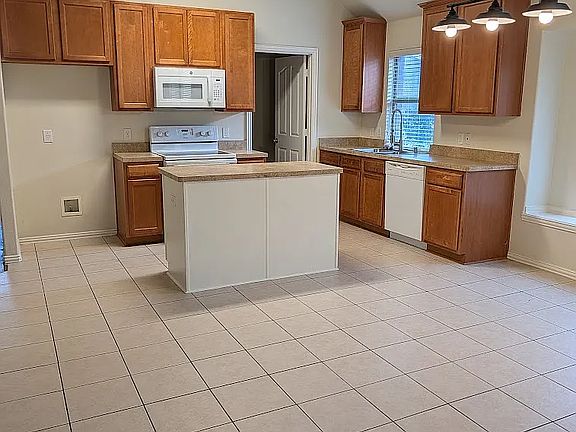 3rd image of 2409 Deerwood Dr