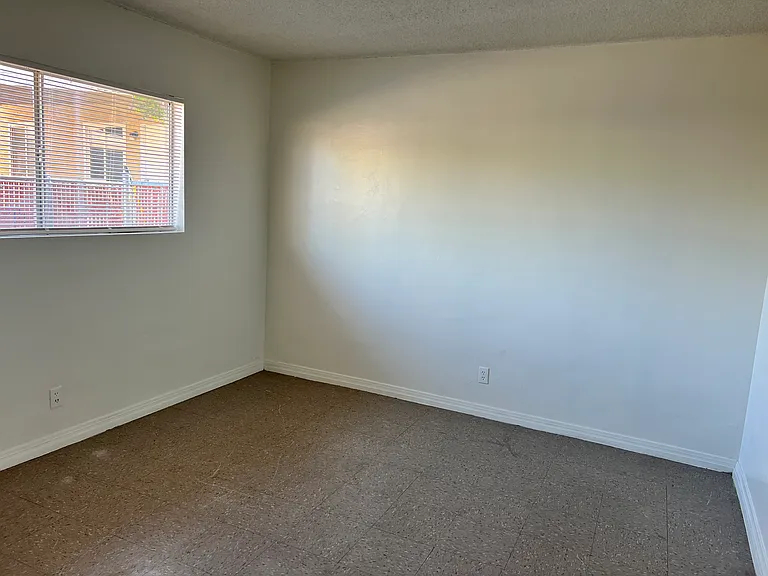147 N Victoria Ave — Photo 20