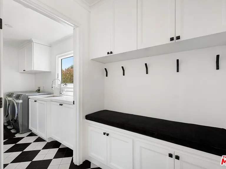 1472 N Kings Rd — Photo 7