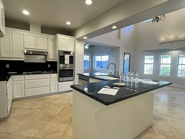 2221 Banbury Cir — Photo 16