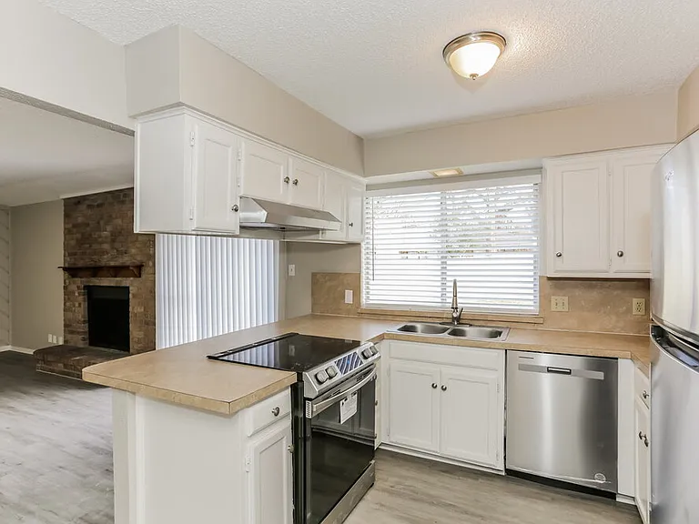 2727 Lucas Dr — Photo 8