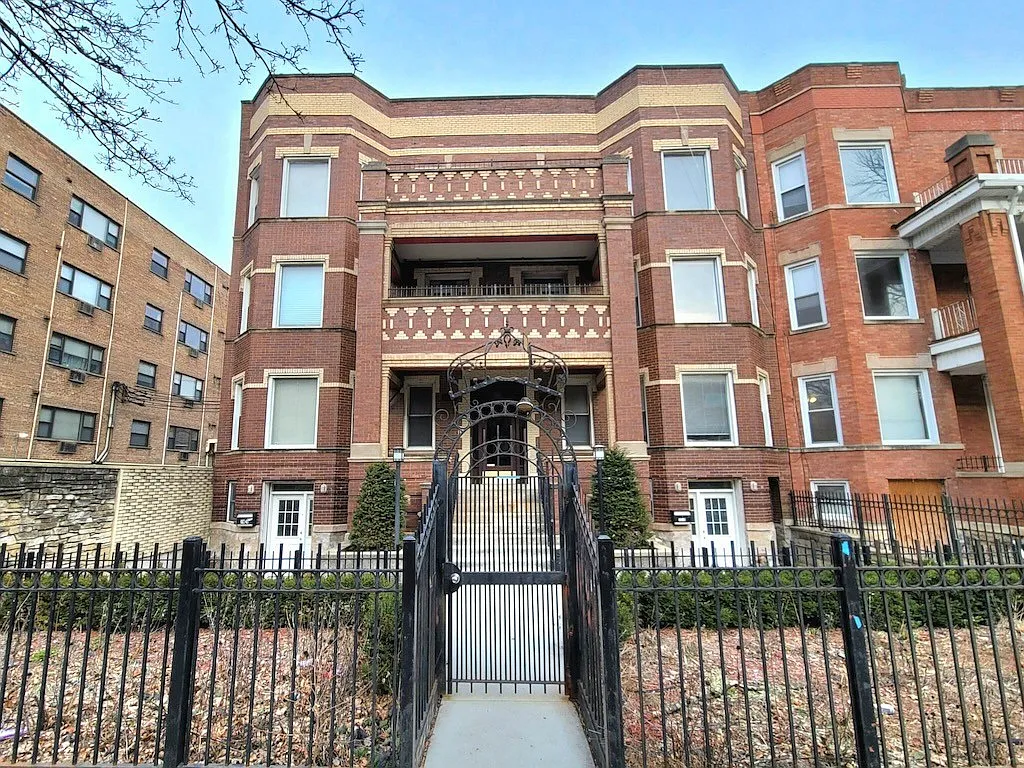 Radical 4 Bed, 2 Bath at Sheridan + Columbia (Rogers Park) — Photo 1