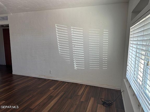 3rd image of 913 Ash Ln