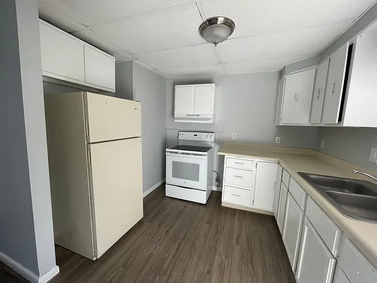 290 W 7th St #B — Photo 2