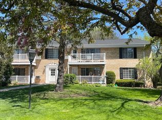 152 Heidel Rd APT 8, Mequon, WI 53092