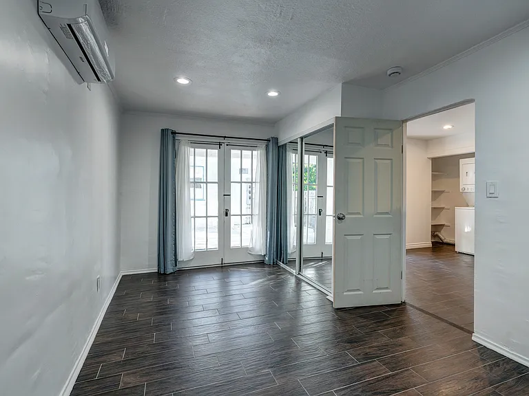 1476 N Wilson Ave — Photo 21