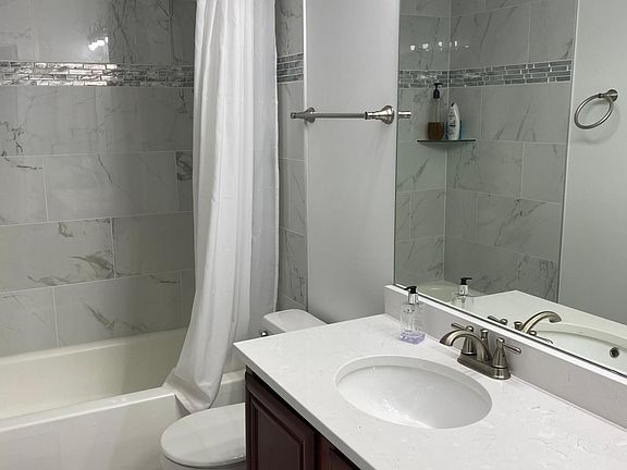 4th image of 200 N Dearborn St Unit 806