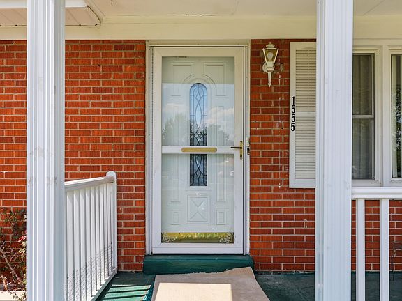 4th image of 1555 Montrose Dr