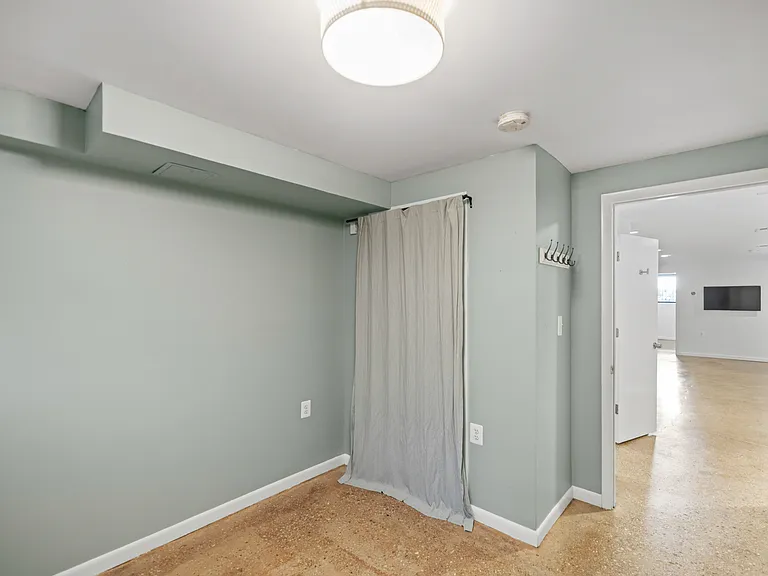 24 R St NW #B — Photo 10