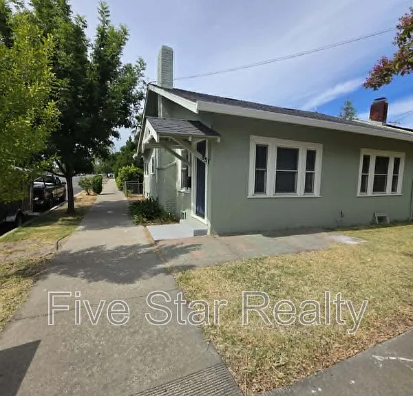 831 8th St — Photo 2
