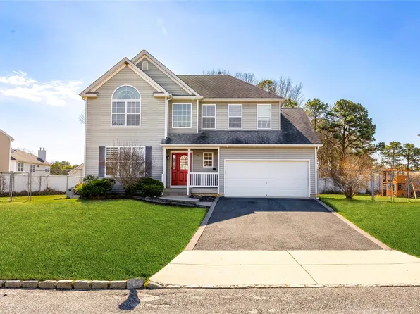 27 Bloomington Street, Medford, NY 11763