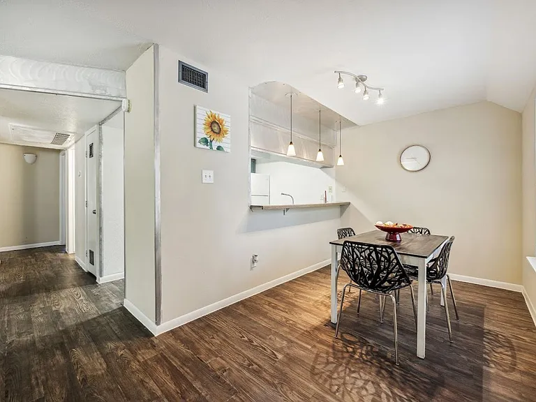 The Metropolis Apartments — Photo 73