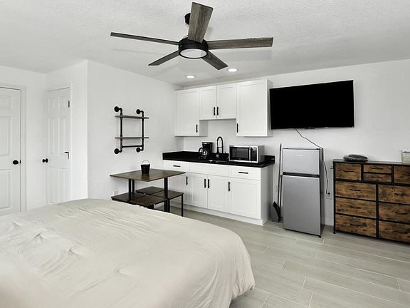 2nd image of 3064 S Atlantic Ave Room 9