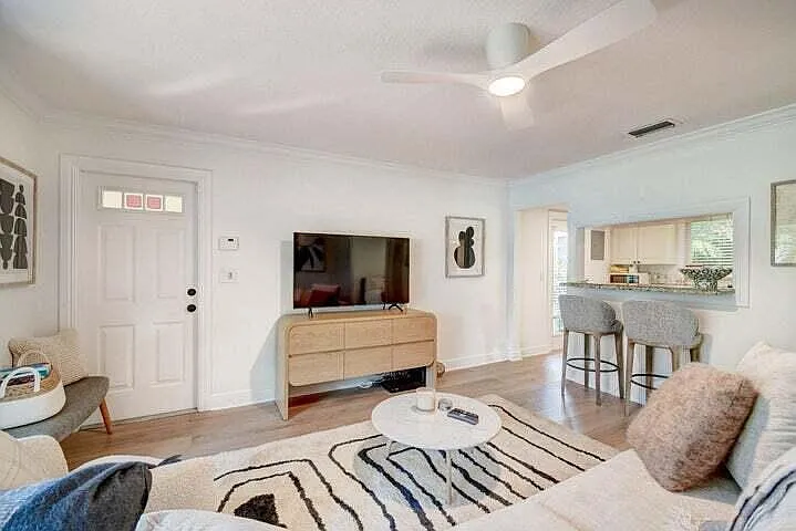45 SE 7th Ave #8 — Photo 3