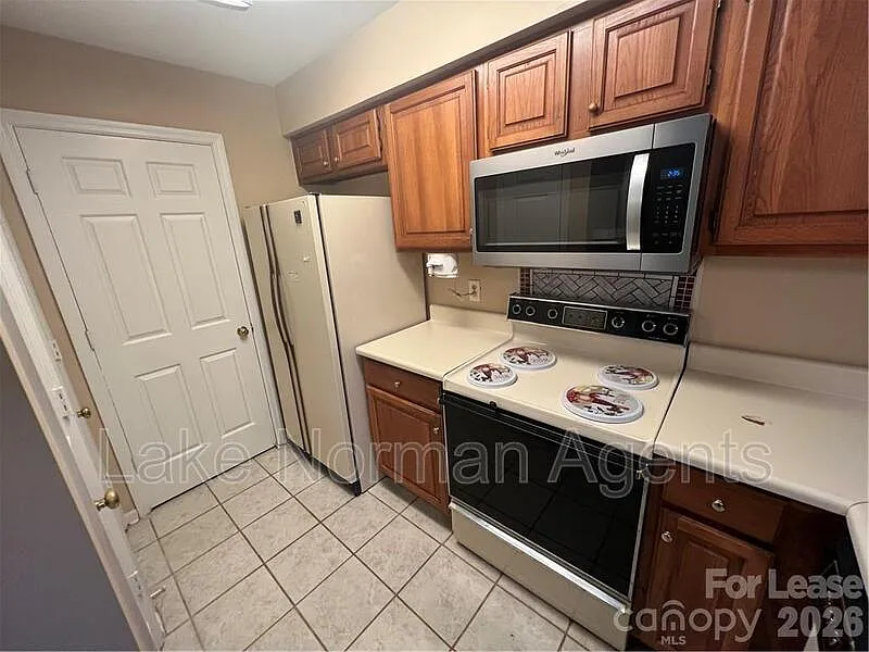 2 bed, 2.0 bath, 965 sqft, $1,595 — Photo 3